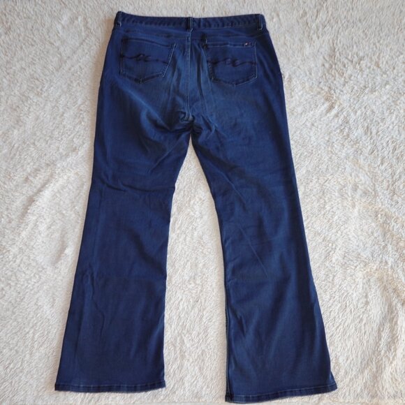 Women's Size 16 Tommy Hilfiger Curve Bootcut Denim Jeans, 31" Inseam, Dark Wash - Picture 3 of 5
